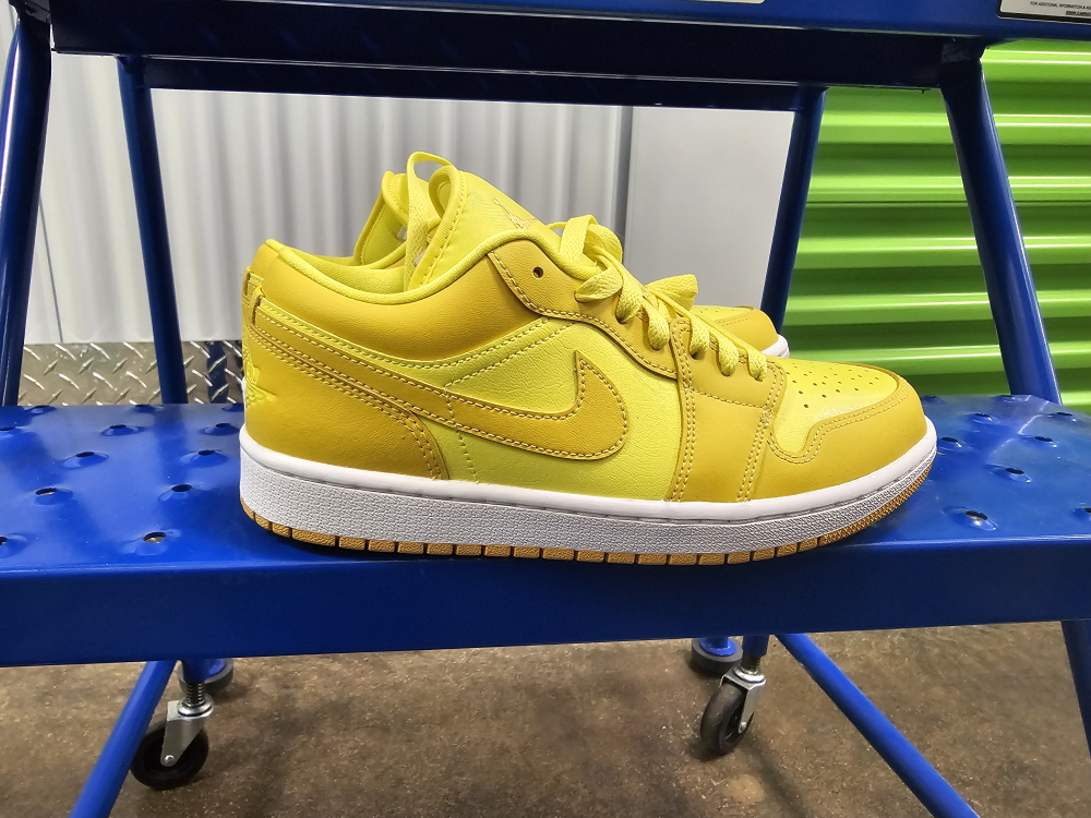 Yellow Strike Air Jordan 1 Women's 8.5 image indicator(4)