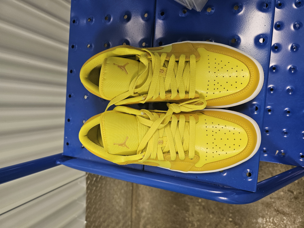 Yellow Strike Air Jordan 1 Women's 8.5 image indicator(5)