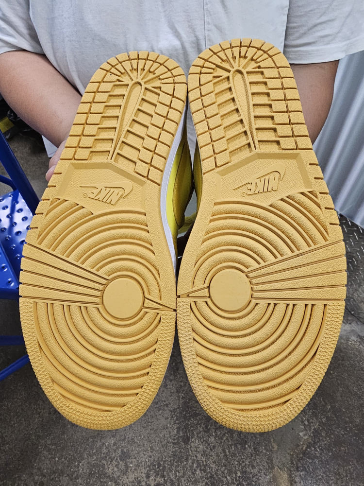 Yellow Strike Air Jordan 1 Women's 8.5 image indicator(7)