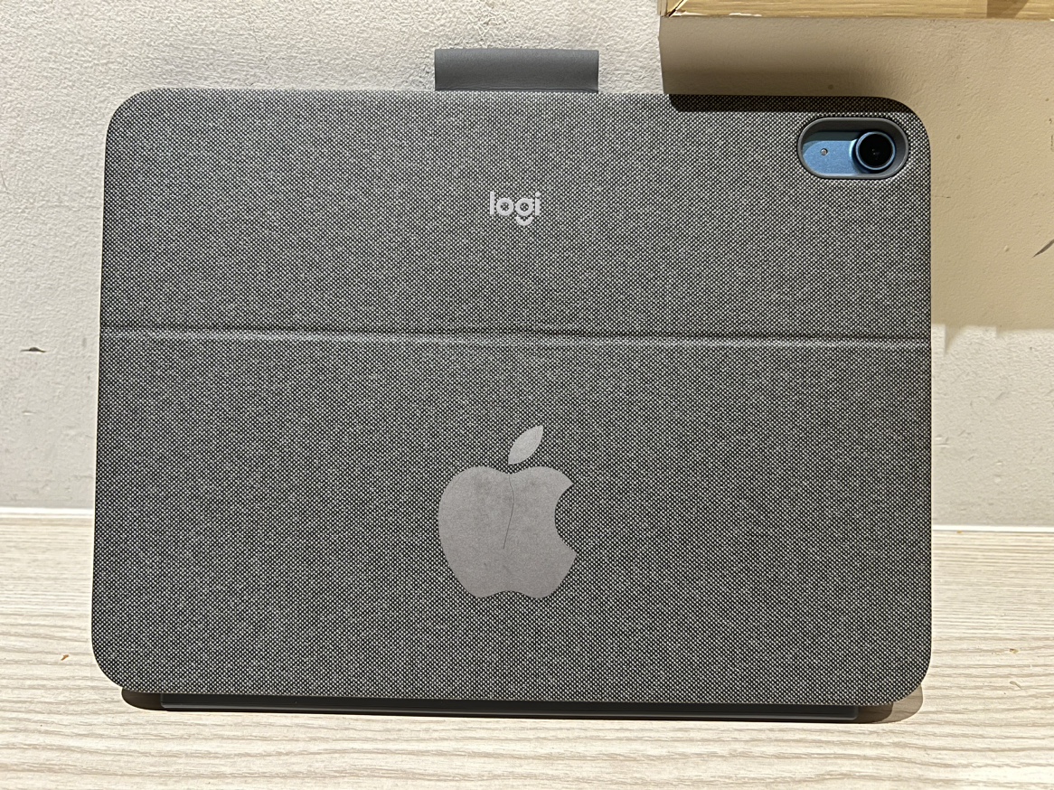 iPad 10th Gen 64GB with Logitech Folio Keyboard Case Combo image indicator(3)