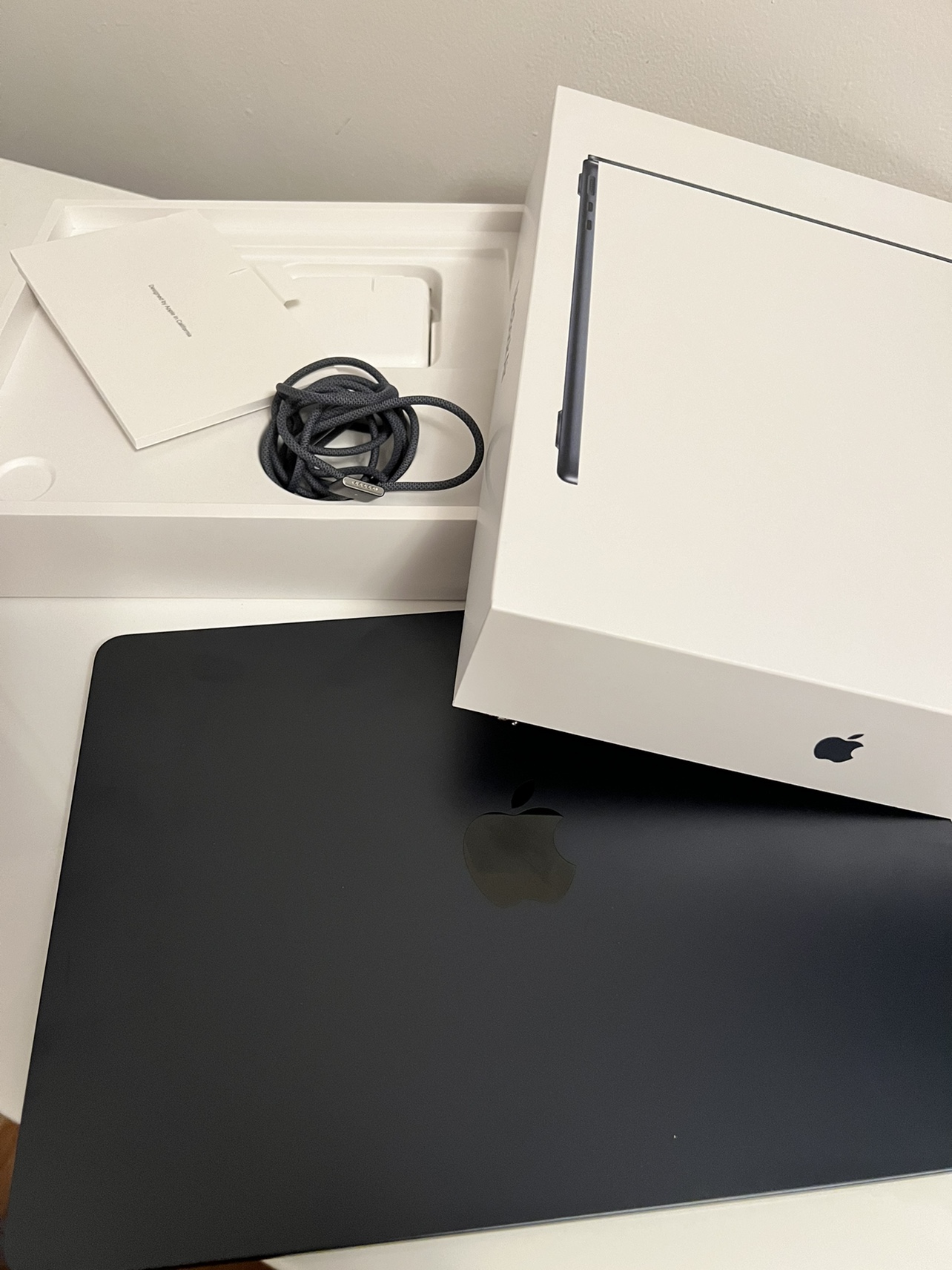 MacBook Air M2 16GB 1TB Brand New (2022) image indicator(5)