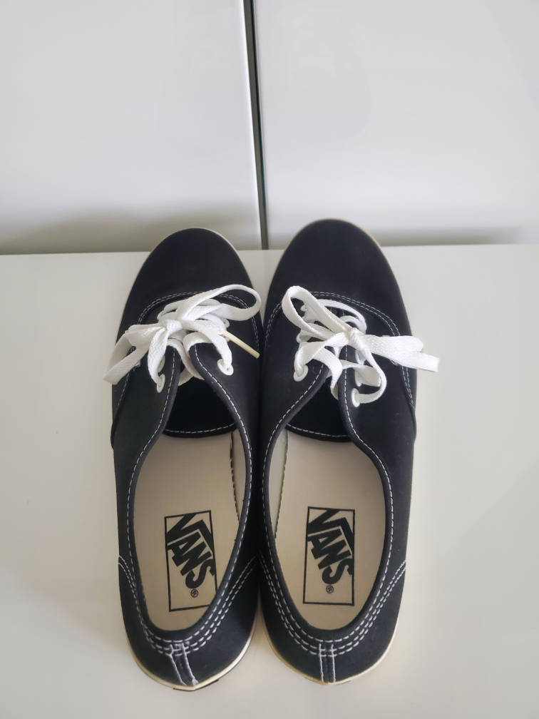 Van's sneakers image indicator(2)