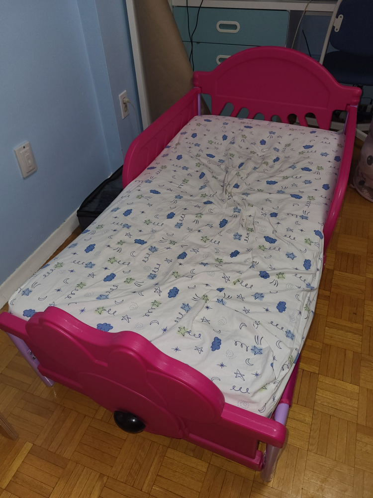 toddler bed, mattress and sheets #freecycle 🥕 thumbnail