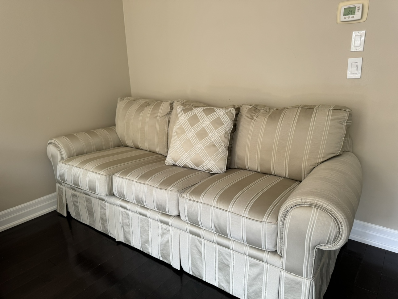 Couch - photo 2