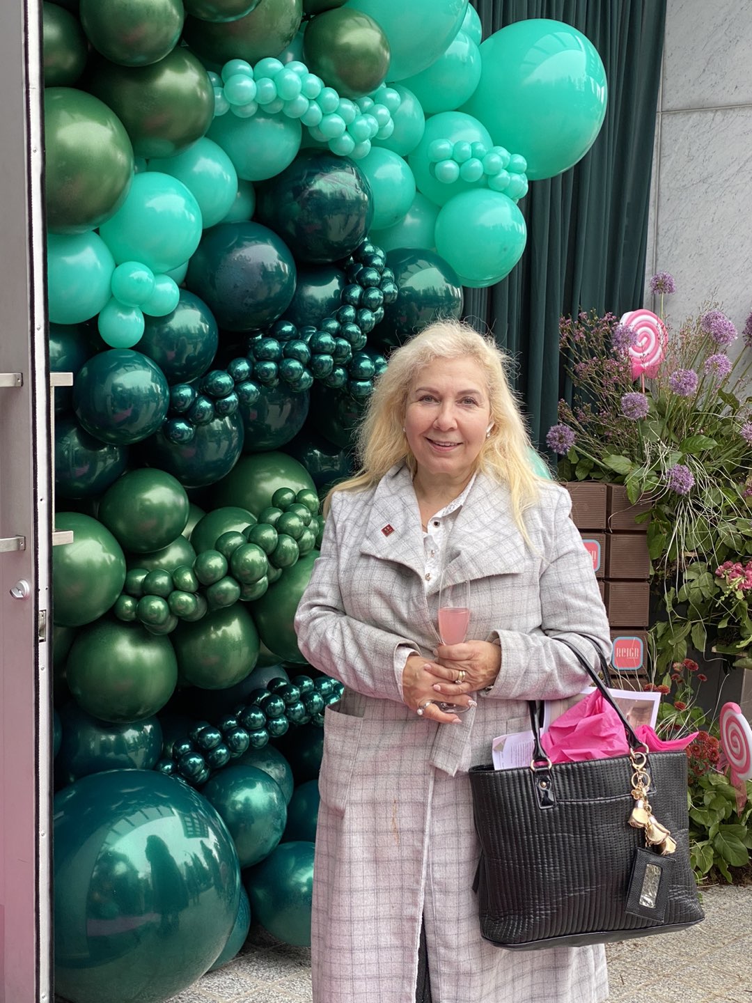 Desi Louvris profile